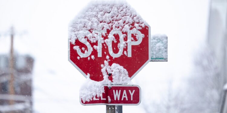 Lluvias, cortes de energía y caos en los viajes afectan a Nueva York