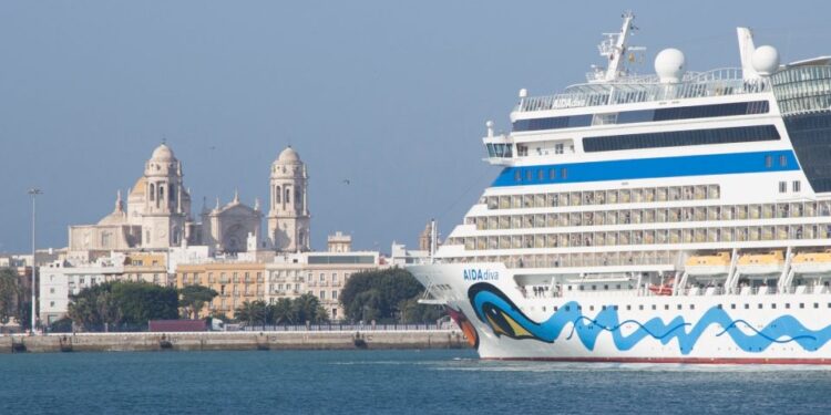 Cruceros conectados a renovables para descarbonizar el puerto de Cádiz