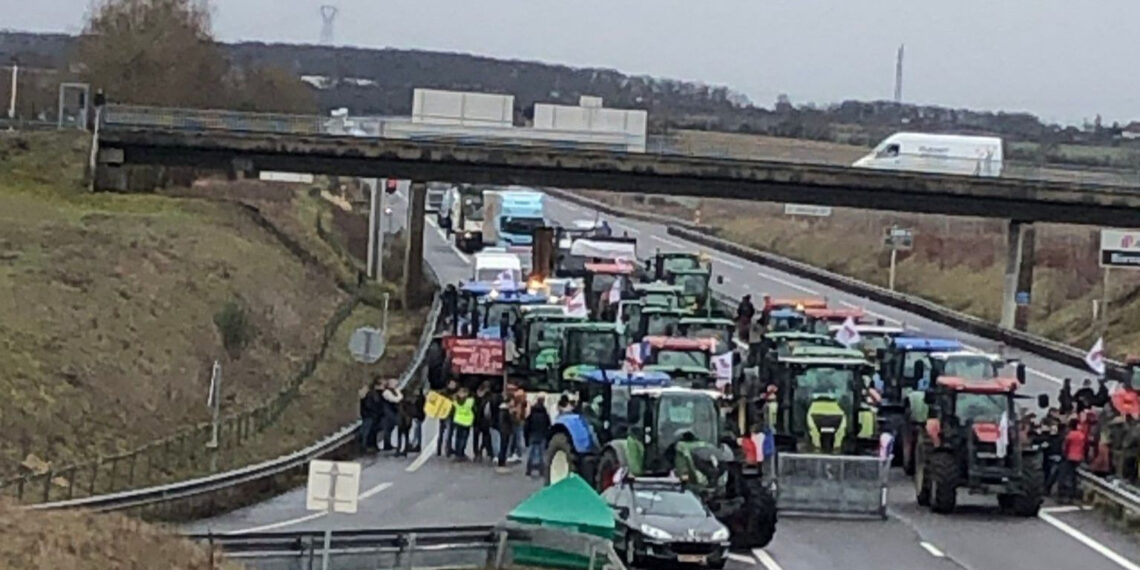 Los transportistas de mercancías recomiendan posponer viajes a Francia por las protestas