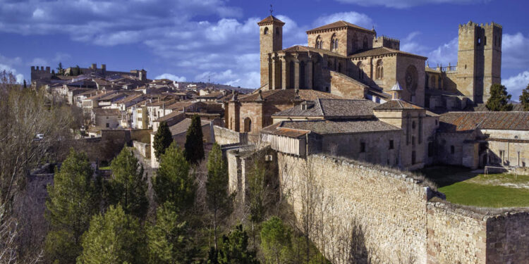 El pueblo más bonito al que viajar en enero tiene un castillo con fantasma y una catedral inesperada