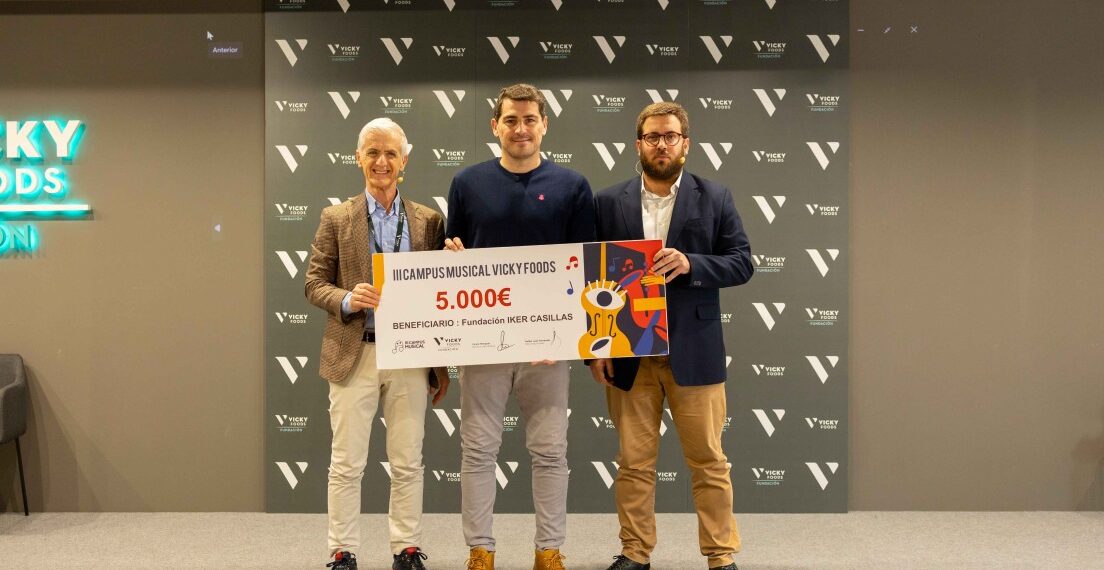 El Campus Musical Vicky Foods de Gandia hace entrega de un donativo de 5.000 euros a la Fundación Iker Casillas