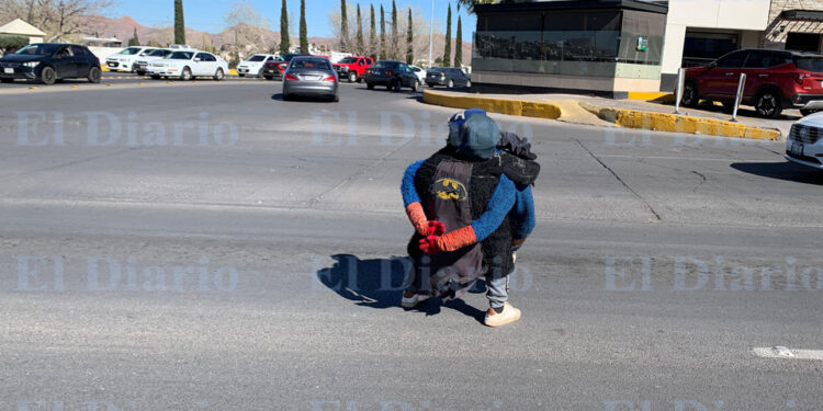 Vive de lo que gana en un circo y en los cruceros