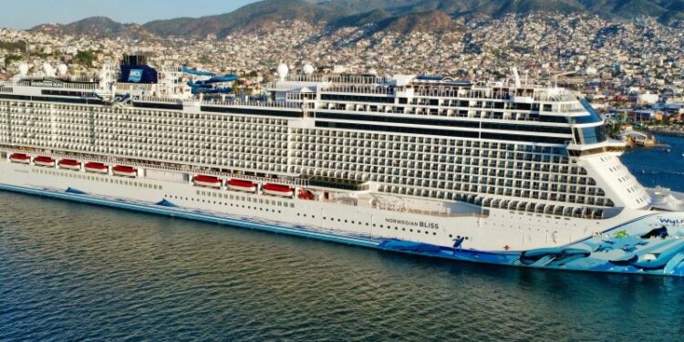 Arriba crucero a Acapulco con 3,693 pasajeros
