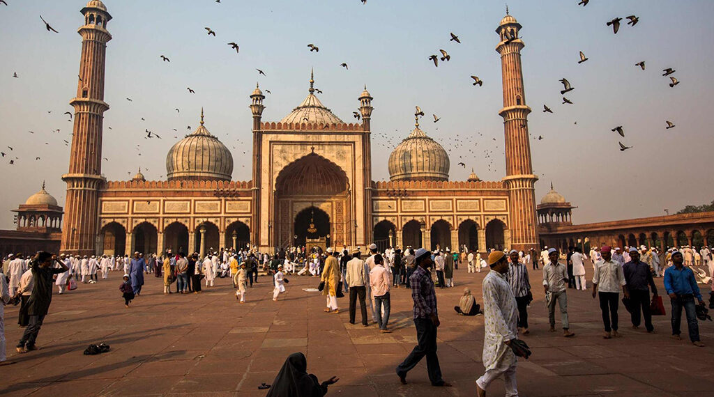 En la Polinesia Francesa, desde Utópica animan a viajar a la isla de Bora Bora con una gran fauna marina o los picos basálticos de Huku Niva.