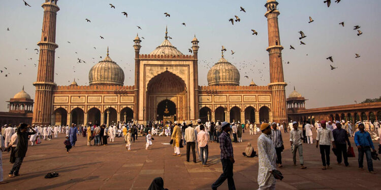 En la Polinesia Francesa, desde Utópica animan a viajar a la isla de Bora Bora con una gran fauna marina o los picos basálticos de Huku Niva.