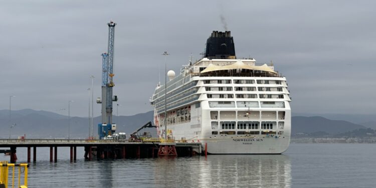 Crucero de Norwegian Cruise Line realiza escala en Puerto de Coquimbo