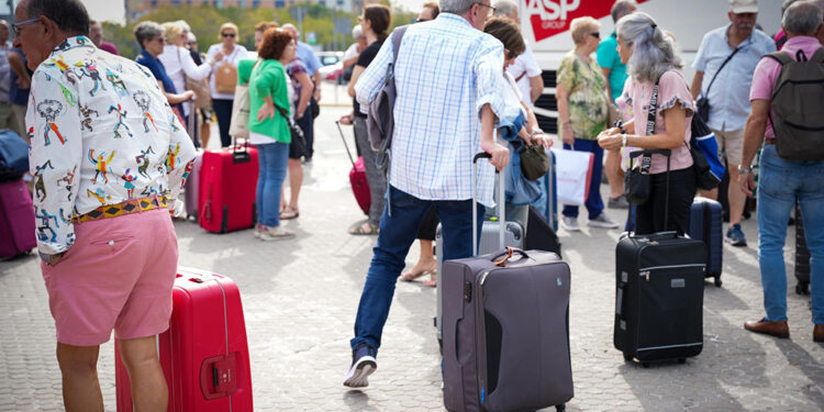 El programa cuenta con la participación de una decena de agencias de viajes que ofrecen en torno a 150 destinos con descuentos de un 20% por cada pasajero.