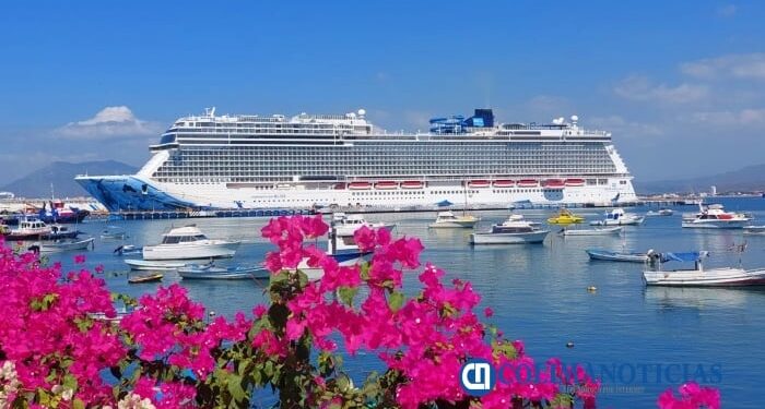 Atraca el crucero turístico Norwegian Bliss en Manzanillo