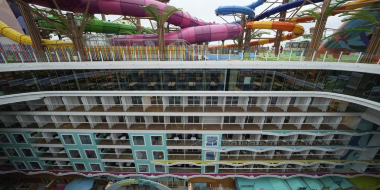 NYT: Icon of the Seas, que cuenta con el parque acuÃ¡tico mÃ¡s grande en el mar, partiÃ³ en su recorrido inaugural en enero.