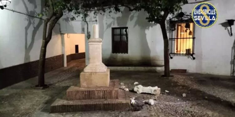 Adjudicada la redacción del proyecto de restauración del crucero de Santa Marta, en Sevilla, objeto del vandalismo