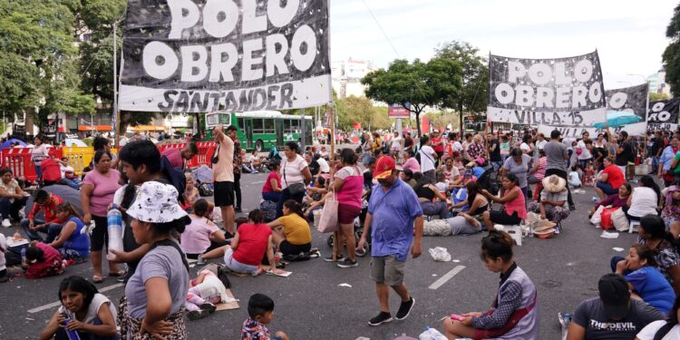 El Gobierno detectó que beneficiarios de planes sociales viajaron al exterior en aviones y cruceros