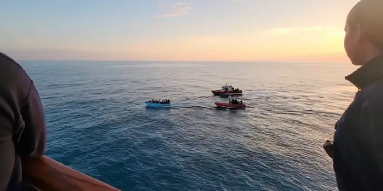 Crucero rescata a 12 balseros cubanos en alta mar