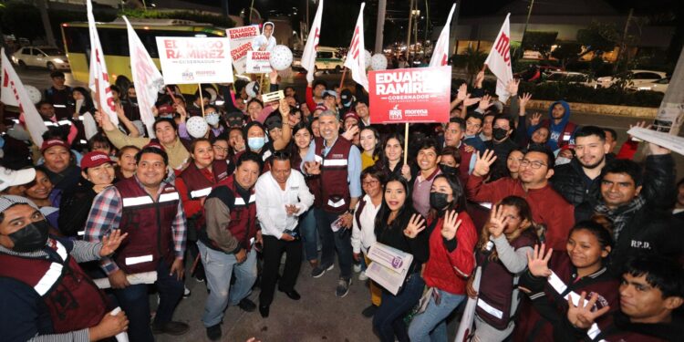 Ángel Torres encabeza brigada en favor Eduardo Ramírez en el crucero de Plaza Crystal