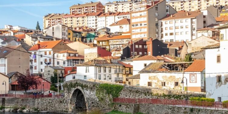 Cangas del Narcea: el bonito pueblo que esconde el ‘Escorial de Asturias’ y el mayor robledal de España