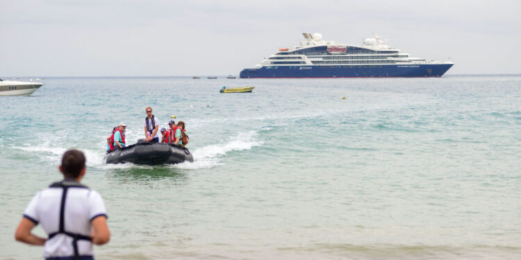 Crucero de “ultra lujo” recorre el Pacífico costarricense