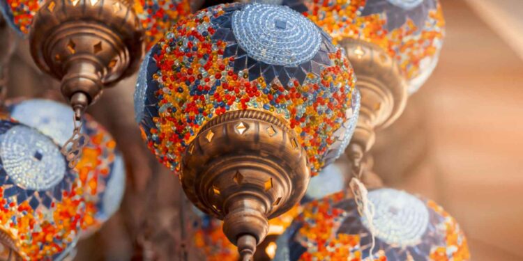 Lambas de Oriente Medio de diferentes colores y tamaños cuelgan en el bazar