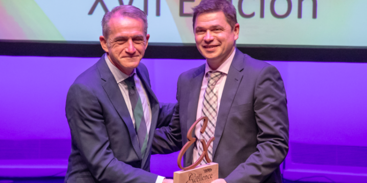 CroisiEurope mejor compañía fuvial de Europa - Tomás Fernández recibió el premio.