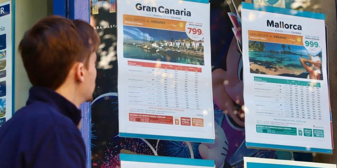 Paquetes turísticos completos ofertados por una agencia para viajar desde Córdoba a Gran Canaria o Mallorca.