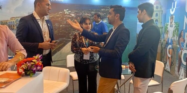 Funcionarios cubanos en la Feria de Viajes Comerciales OTM, en India.