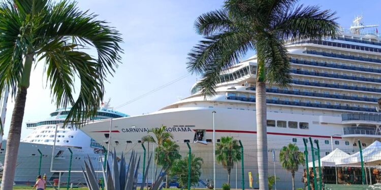 Crucero en la marina de Puerto Vallarta