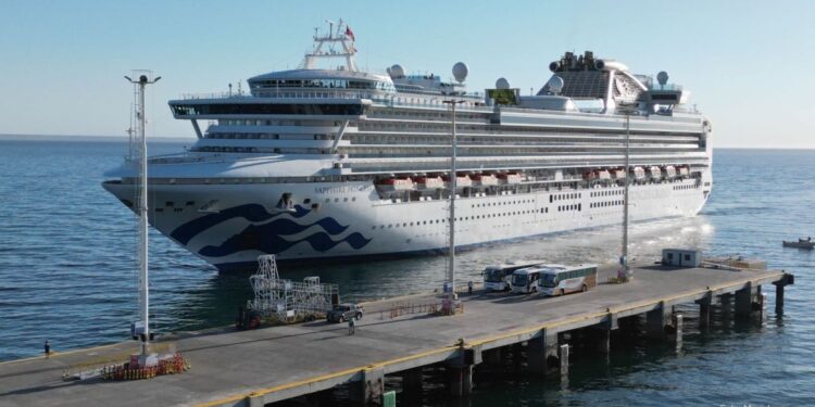 El crucero Sapphire Princess llegó a Madryn con una multitud de turistas