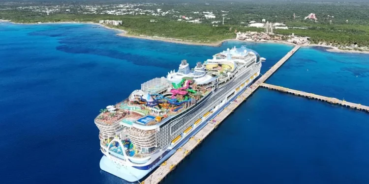 El crucero más grande del mundo, “Icon of the Seas”, llega a Costa Maya con 10 mil visitantes