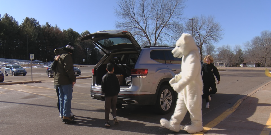 Northstar Middle School collects food pantry donations | Eye On Eau Claire