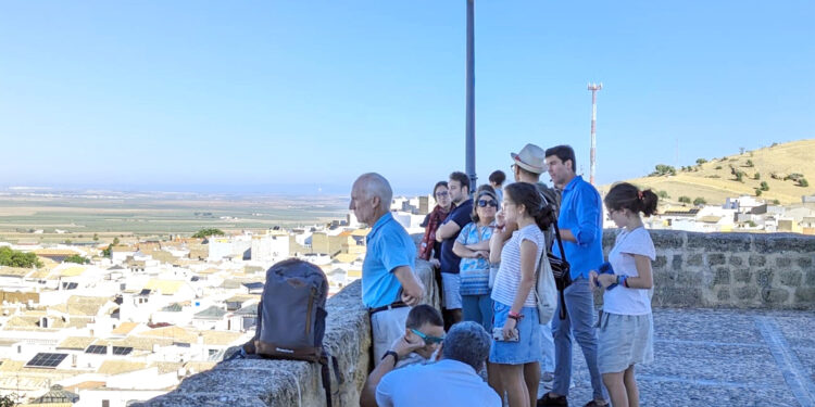 Las agencias de viajes, la actividad en España en la que más crece su facturación en 2023, con un 27% más