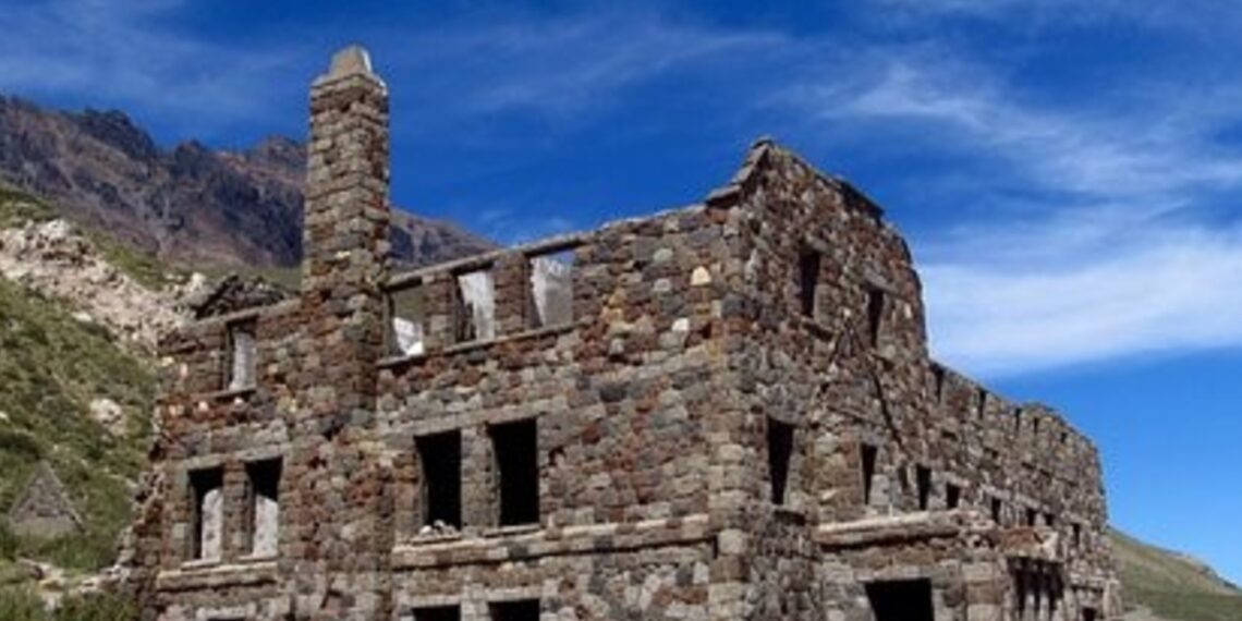 Qué queda del lujoso hotel abandonado a 30 kilómetros del lugar de la Tragedia de los Andes