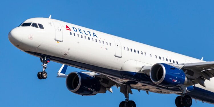 Vuelo de Delta regresa a aeropuerto cuando unos gusanos caen sobre los pasajeros