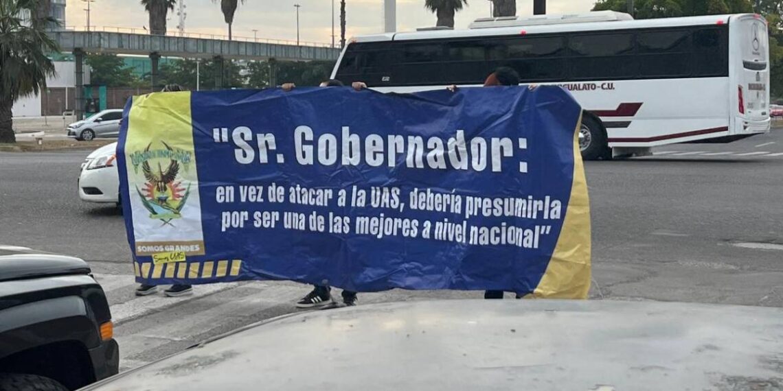 En cruceros de Culiacán, trabajadores de la UAS ahora pegan calcas y entregan volantes
