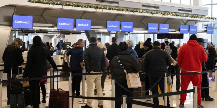 La próxima vez que viajes en avión tu rostro podría ser analizado con reconocimiento facial: conoce por qué