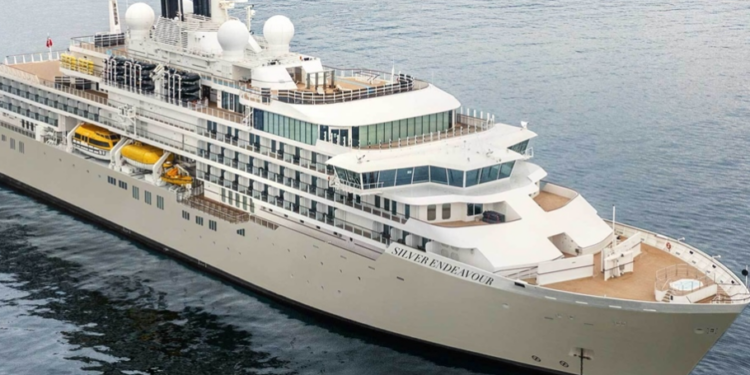 Crucero Silver Endeavourn realiza escala en Punta Arenas