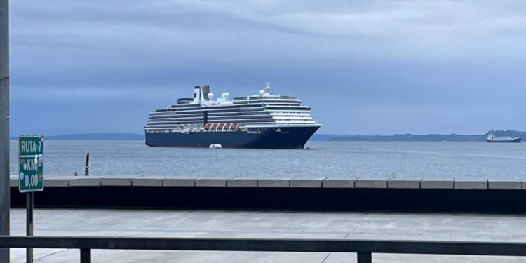 Crucero de Holland America Line realiza escala en Puerto Montt