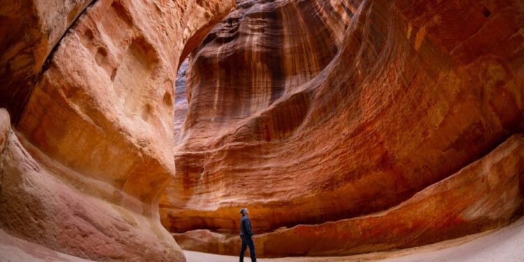 Descubre Petra: La Ciudad Rosa Esculpida en la Roca que Despierta tu Espíritu de Aventura