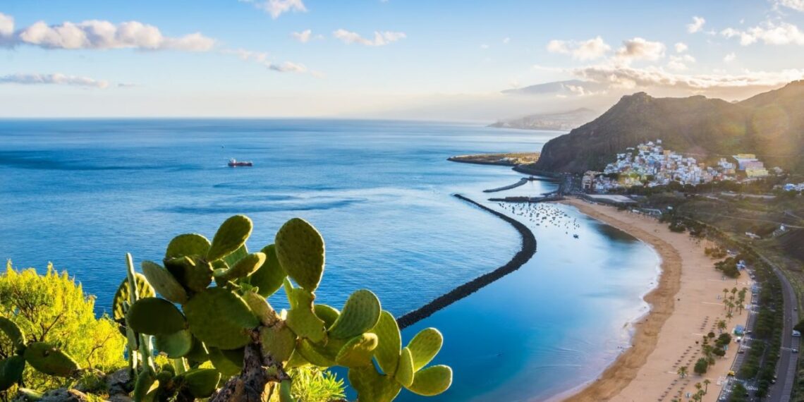 Playa y arena: Descubre los mejores lugares para vacacionar en Tenerife y disfruta de sus paisajes en tu próximo viaje