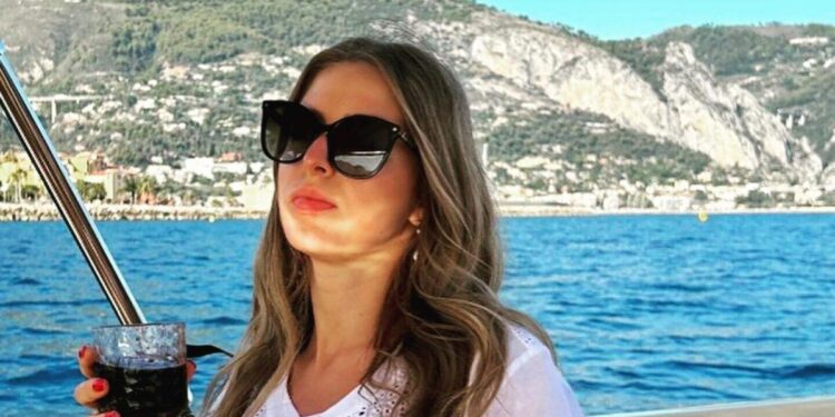 Parecía una influencer de viajes, pero fue acusada de enviar material a Rusia por millones de dólares para fabricar misiles