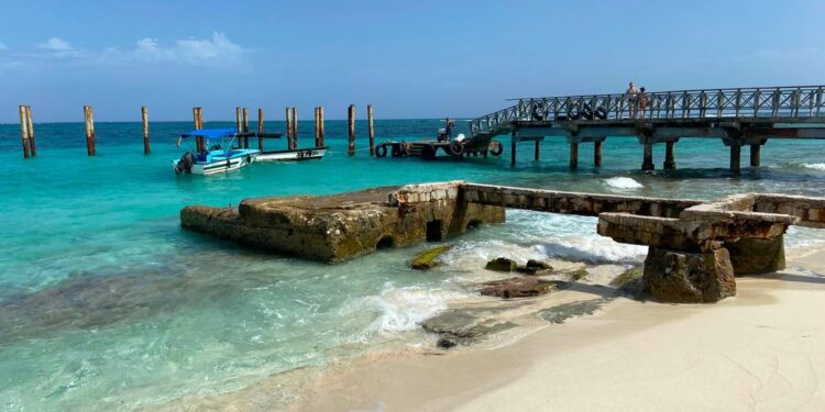 Johnny Cay cumple las fantasías de las playas de blanquísimas arenas.