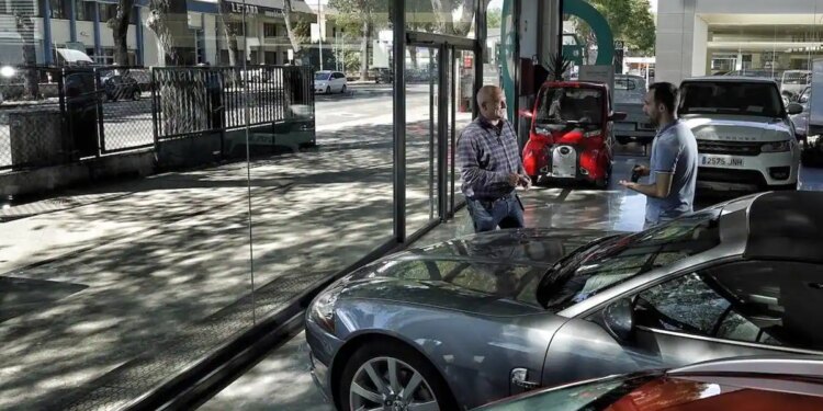 La incertidumbre «congela» la compra de turismos, grandes viajes y pisos en Álava