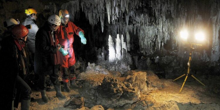 CUEVAS BONITAS ESPAÑA | Repleta de estalactitas y perlas: esta es la joya de la espeleología que ningún turista quiere perderse