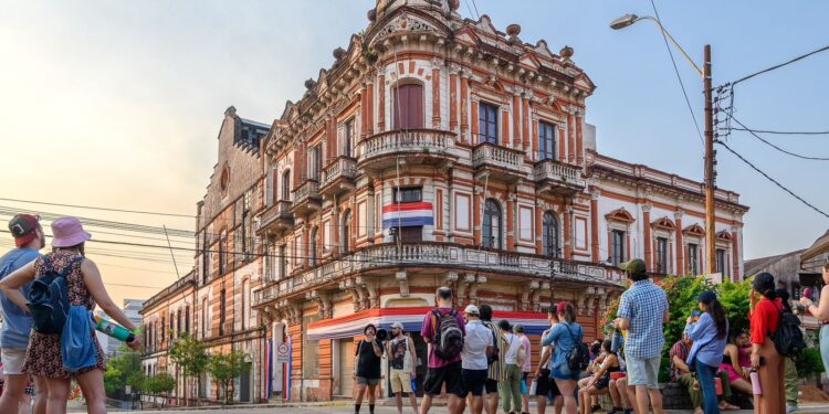 Más gastos en alojamientos y alimentos, menos en ocio y cultura: Así utilizan sus recursos los turistas que llegan al país