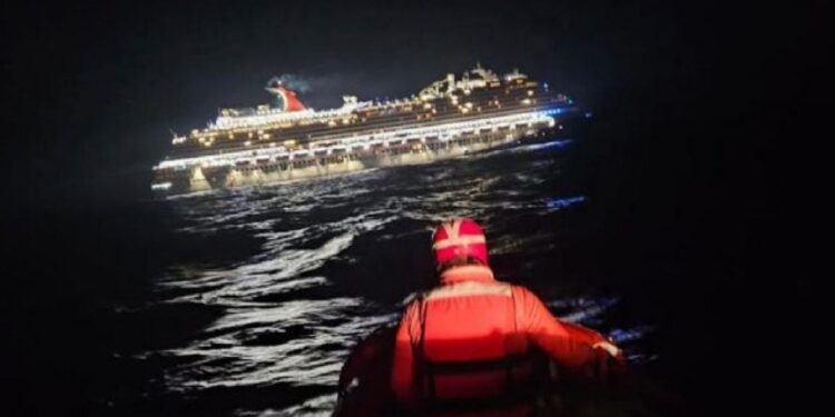 Evacuación médica en crucero que pasaba cerca de Isla Mujeres