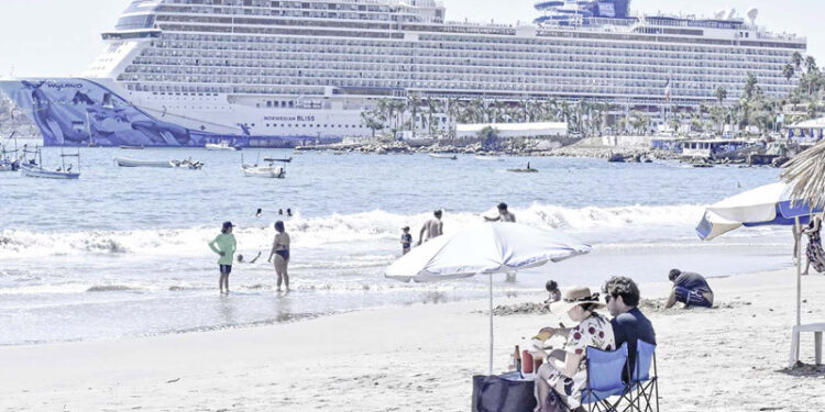 Ancla el Norwegian Bliss en Acapulco con 3 mil 693 pasajeros; está sólo12 horas