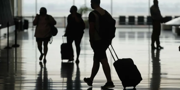 ¿Qué dicen los expertos sobre las cuotas para viajar al exterior?