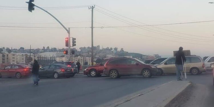Obstrucción vehicular en cruceros de la ciudad afecta el flujo de tráfico