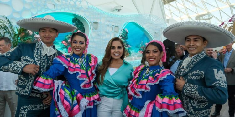 Recibe Mara Lezama al crucero más grande del mundo en Mahahual, Quintana Roo