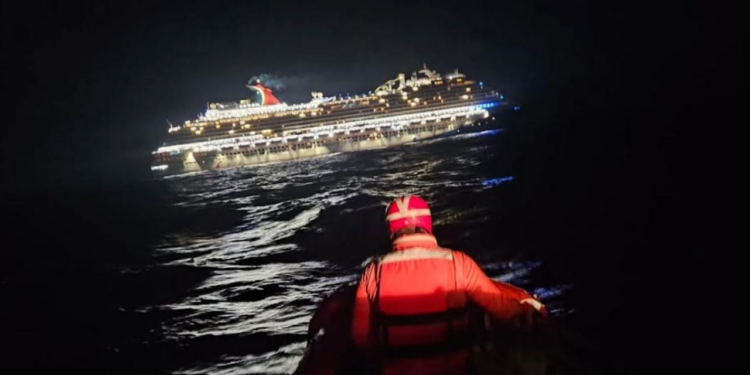 Evacuan a un pasajero enfermo en un crucero en Isla Mujeres