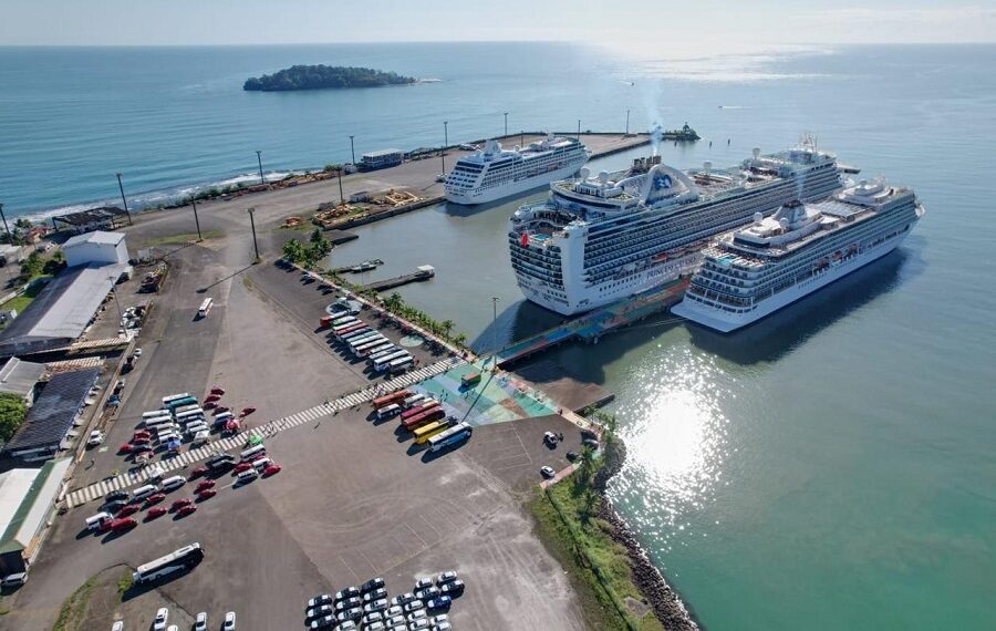 Tres cruceros con más de 4000 turistas disfrutan de Puerto Limón