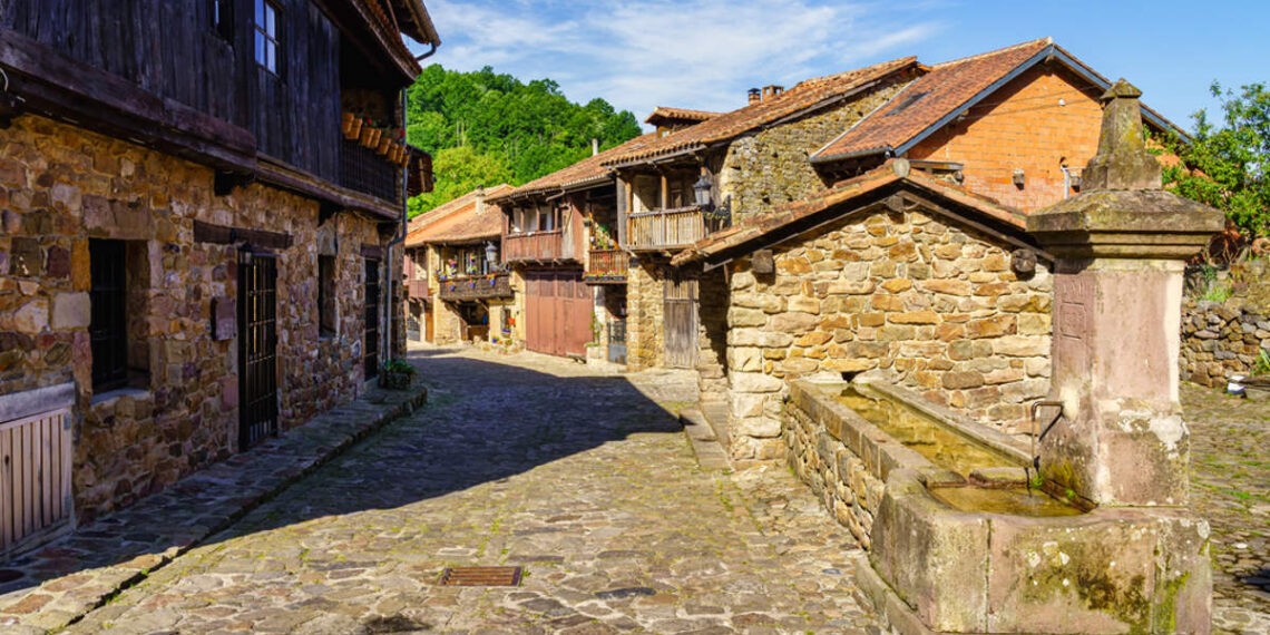 El pueblo sin coches ideal para una escapada medieval por Cantabria