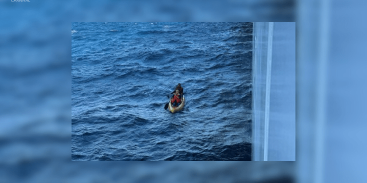 Video captura al crucero Carnival rescatando a 2 hombres varados en el Golfo de México
